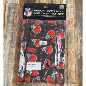 Northwest NFL 3 Piece Team Color and Logo Chef Set: Apron, Oven Mitt & Chef Hat